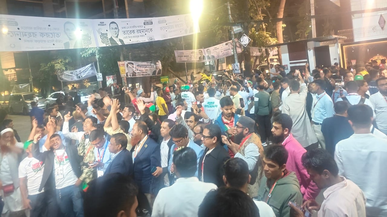 ধানের শীষের বিজয়ে গুলশান কার্যালয়ের বিএনপি নেতাকর্মীদের উচ্ছ্বাস