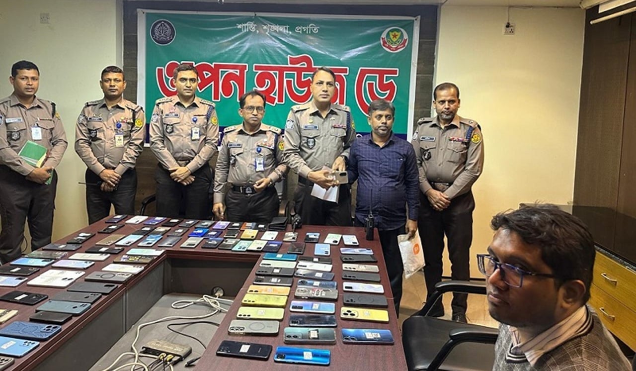 হারিয়ে যাওয়া ১০৫টি ফোন উদ্ধার করে মালিকদের বুঝিয়ে দিল পুলিশ