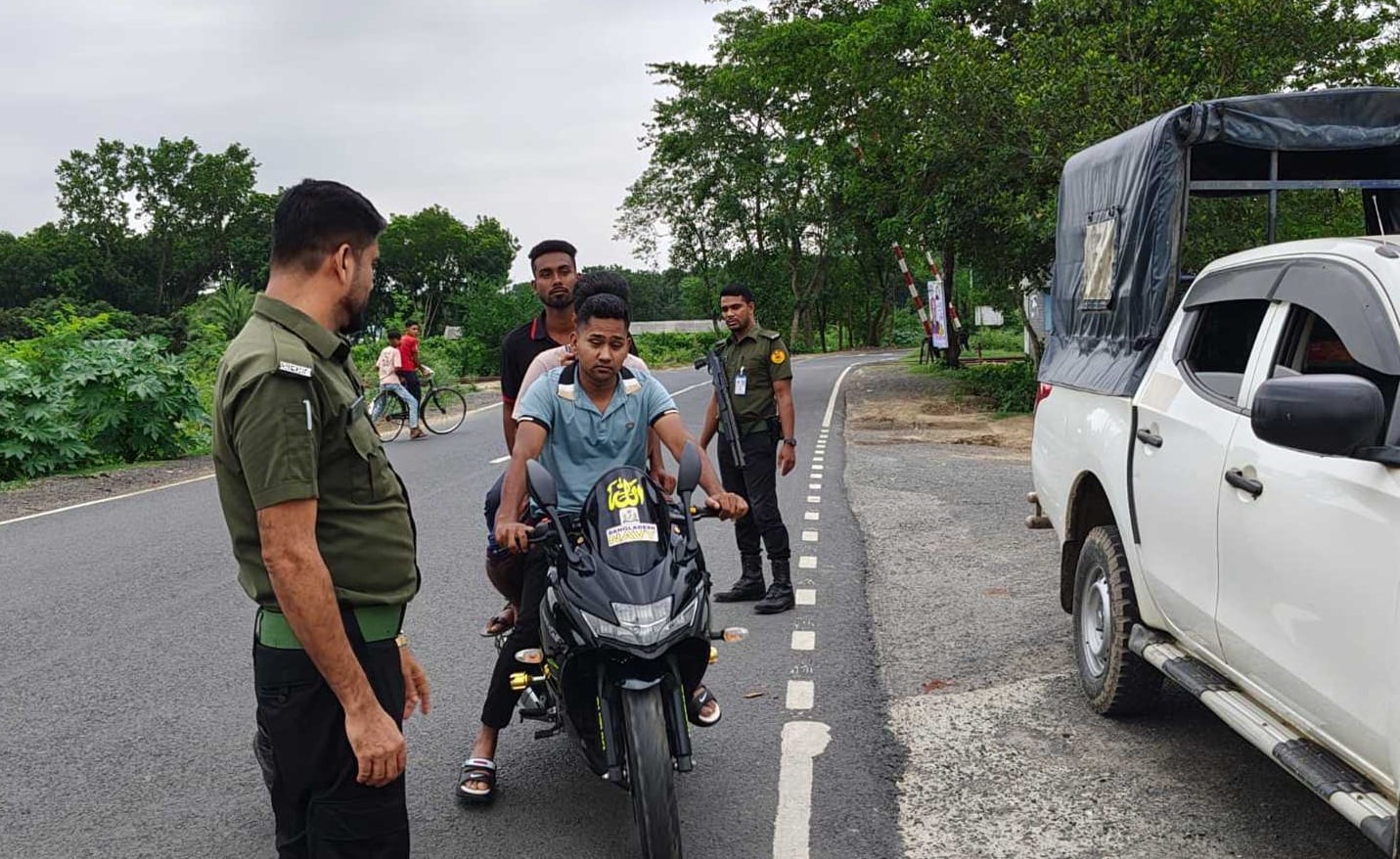 সড়কে শৃঙ্খলা রক্ষায় মোবাইল কোর্ট পরিচালনা, একাধিক গাড়িকে জরিমানা