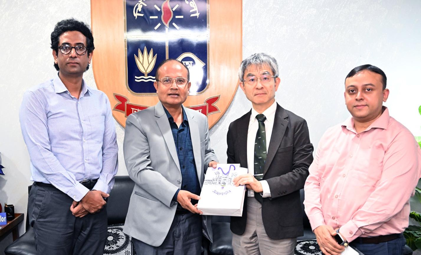 ঢাবি উপাচার্যের সঙ্গে জাপানের অধ্যাপকের সৌজন্য সাক্ষাৎ