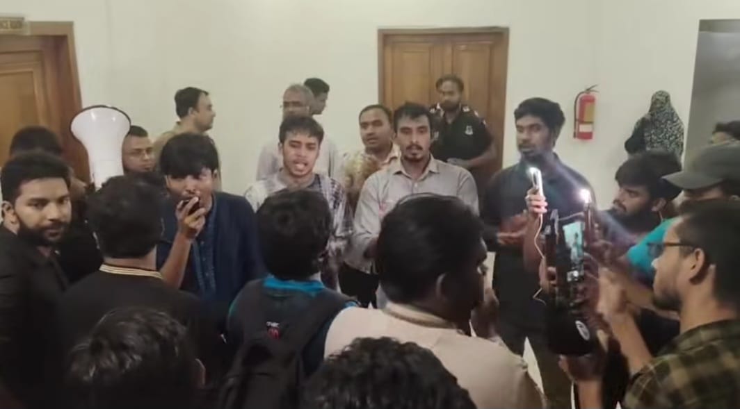 হলে সিট বণ্টনের স্বচ্ছ নীতিমালা চায় ডাকসু