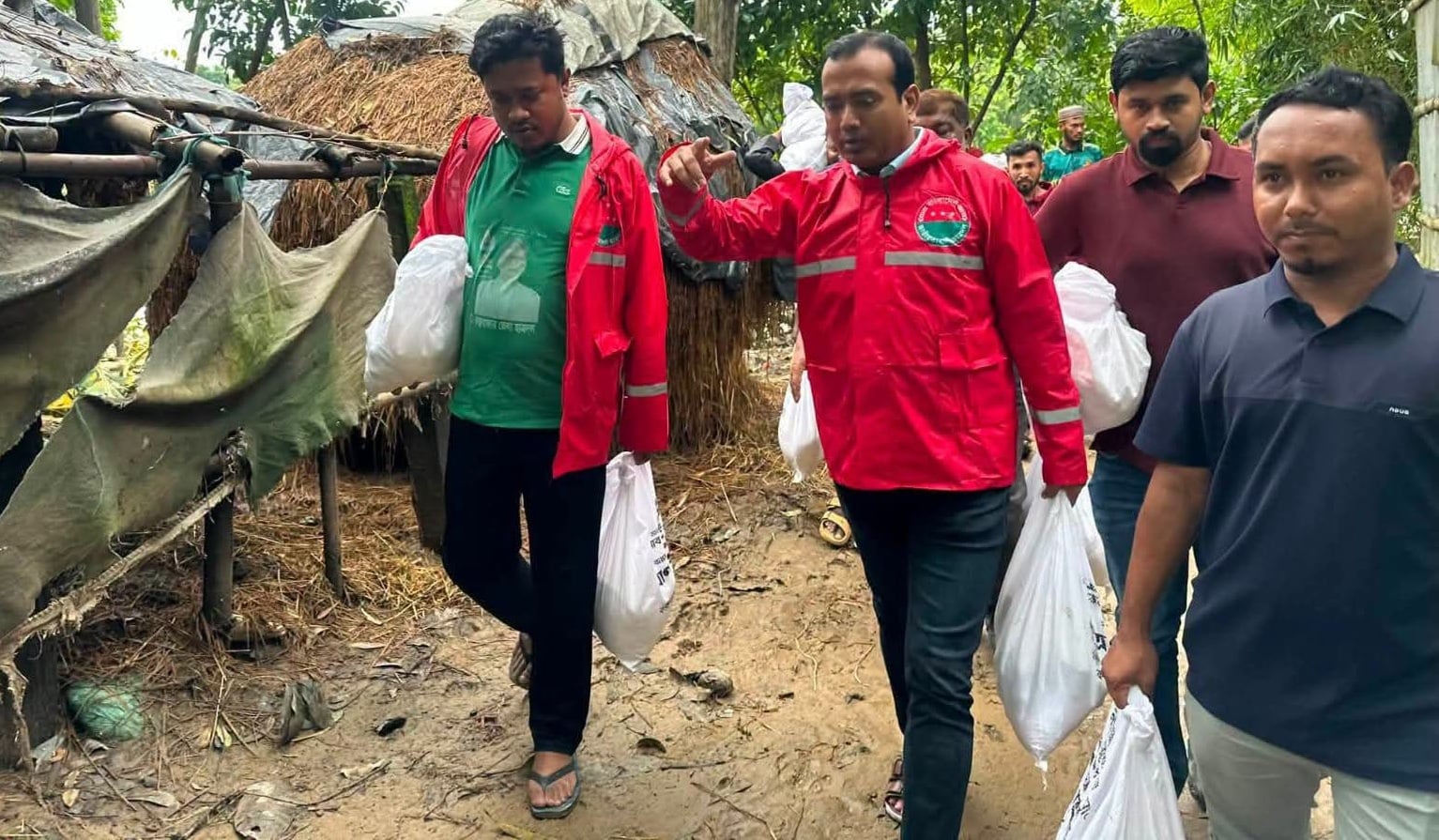 কক্সবাজারে বন্যার্তদের ছাত্রদল সভাপতির ত্রাণ বিতরণ
