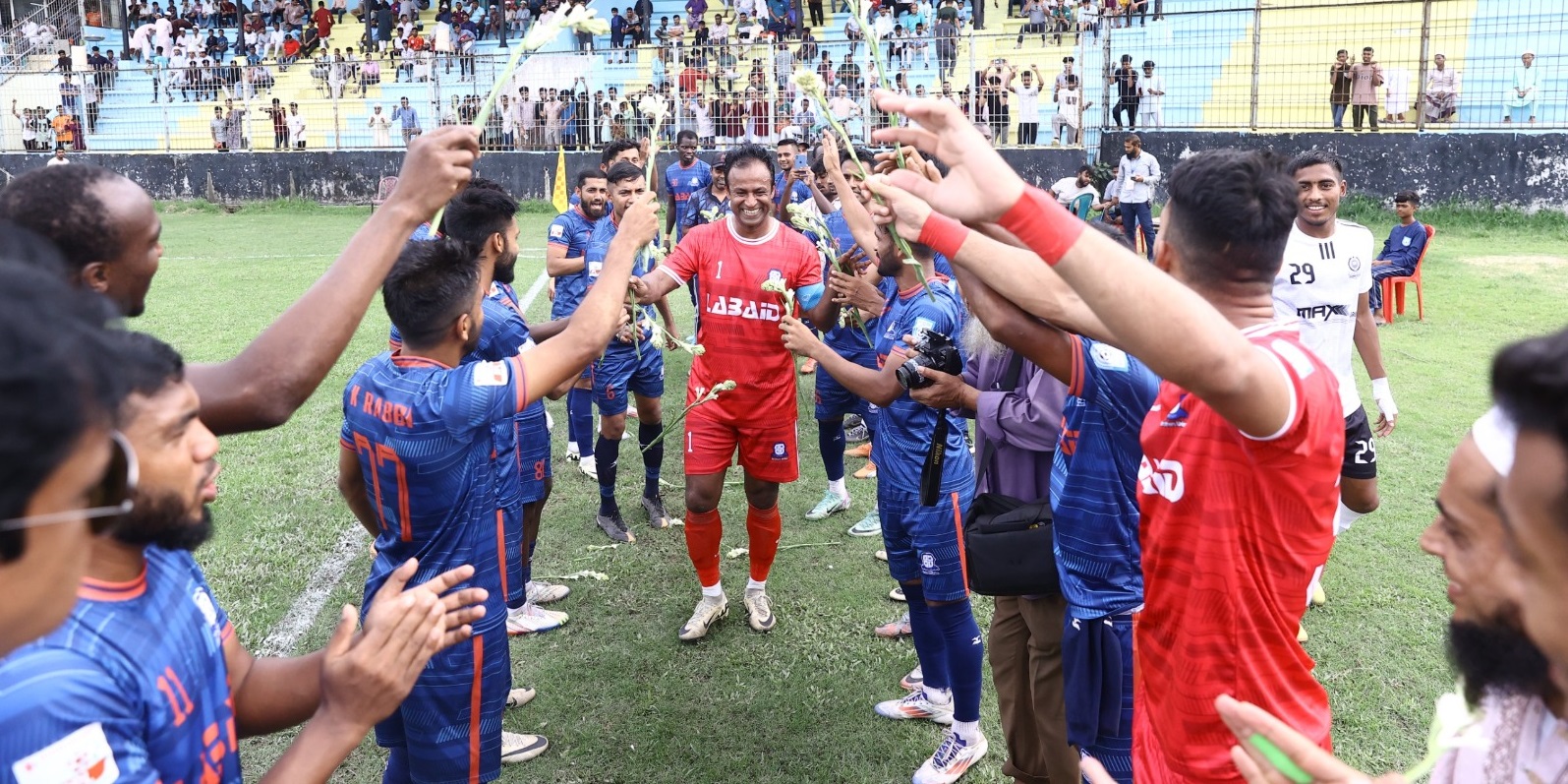 গোলরক্ষক রানাকে সংবর্ধনা