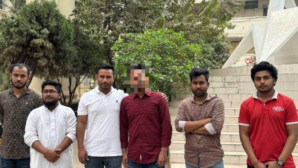 অর্থাভাবে ভর্তি অনিশ্চিত অসচ্ছল শিক্ষার্থীর পাশে জবি ছাত্রদল নেতা