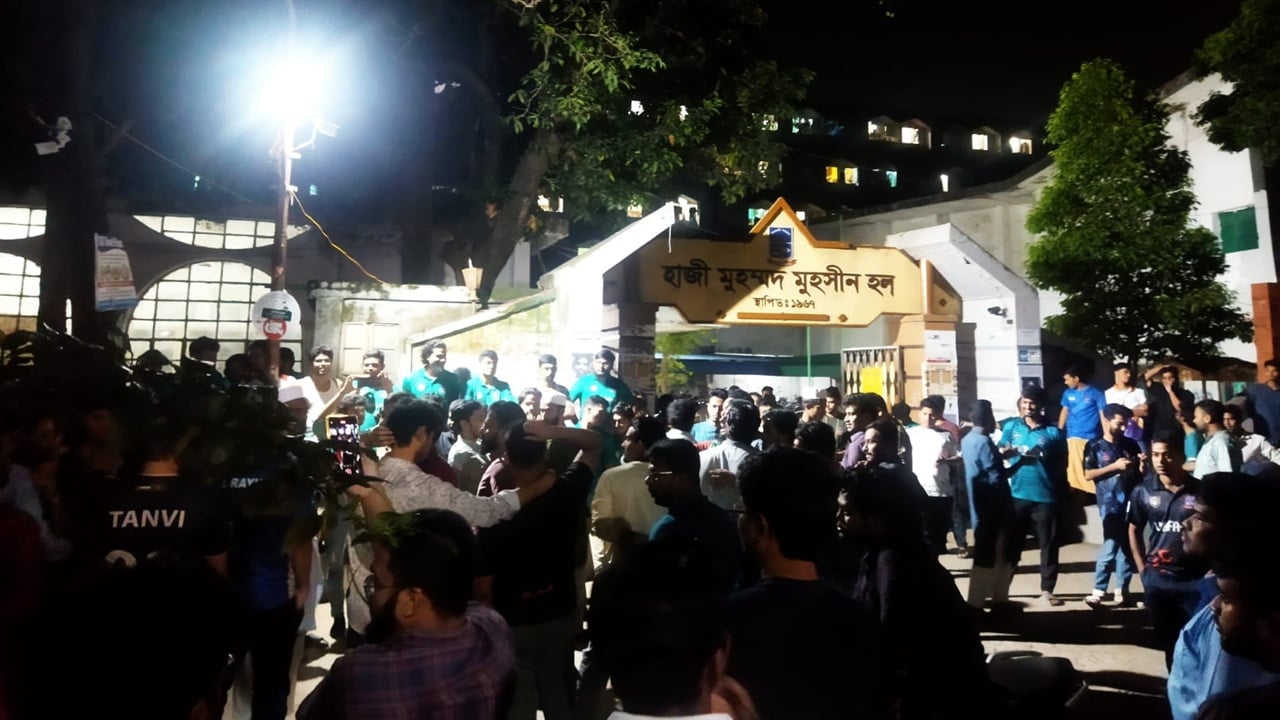 ঢাবির হলে ব্যানার টানানো কেন্দ্র করে ছাত্রদল-শিবির সমর্থকদের হাতাহাতি