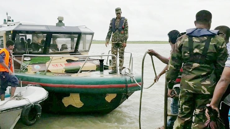 সাতকানিয়ার বন্যাদুর্গতদের উদ্ধারে সেনাবাহিনীর ১০ স্পিডবোট