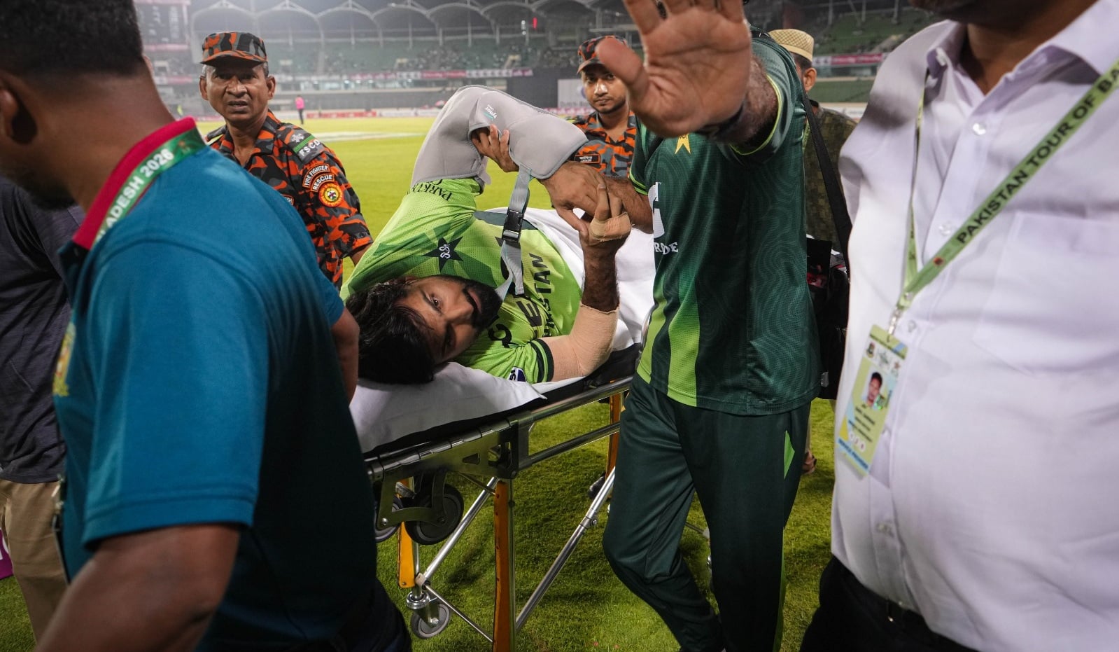 কাঁধে চোট, হাসপাতালে তালাত