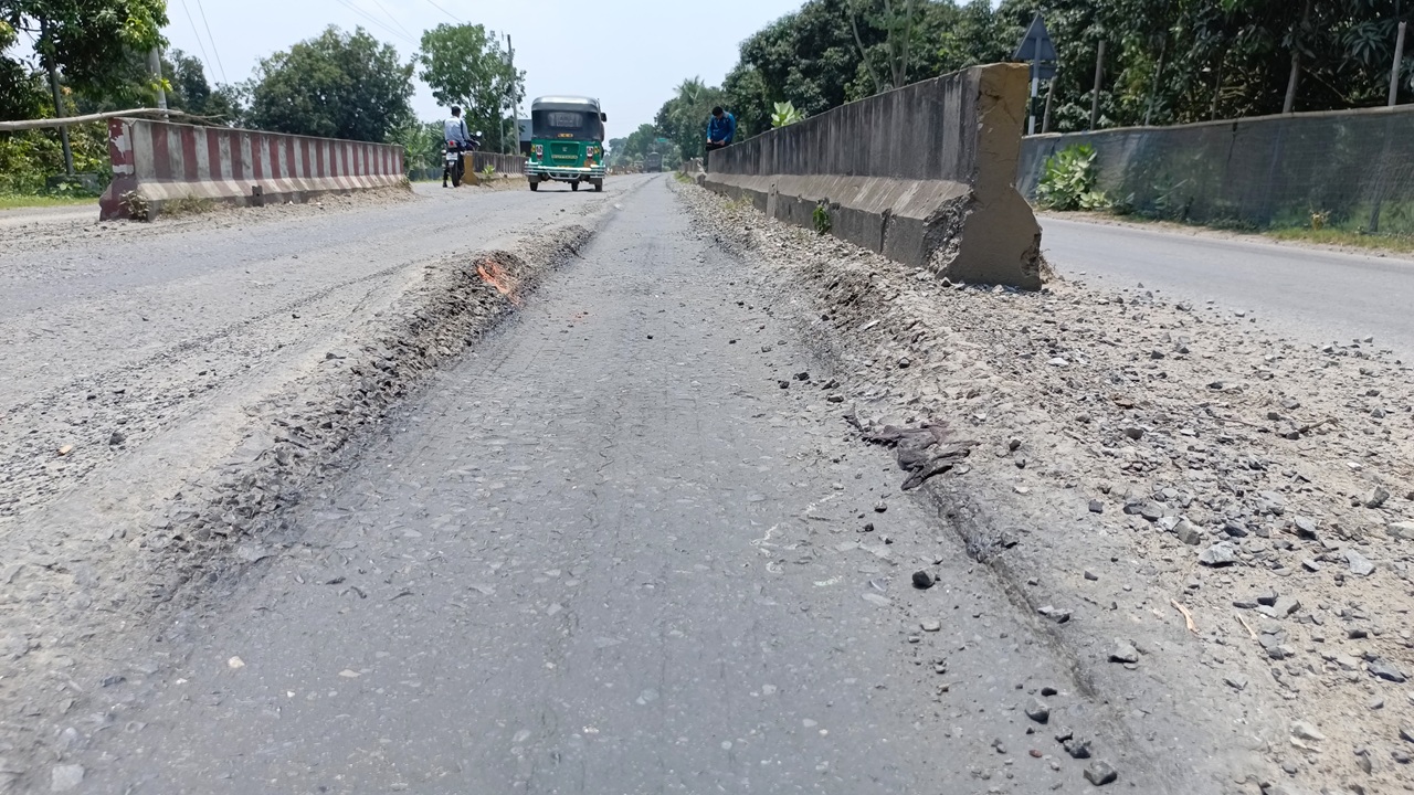 চাঁপাইনবাবগঞ্জে দাবদাহে বিটুমিন গলে উঁচু-নিচু হচ্ছে মহাসড়ক