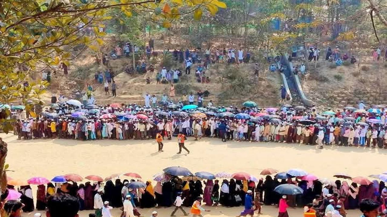 লাখো রোহিঙ্গার ইফতারে পদদলিত হয়ে বৃদ্ধের মৃত্যু
