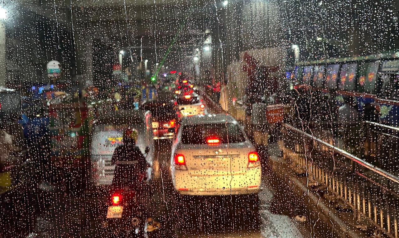 রাজধানীতে হঠাৎ বৃষ্টিতে অপ্রস্তুত পথচারী