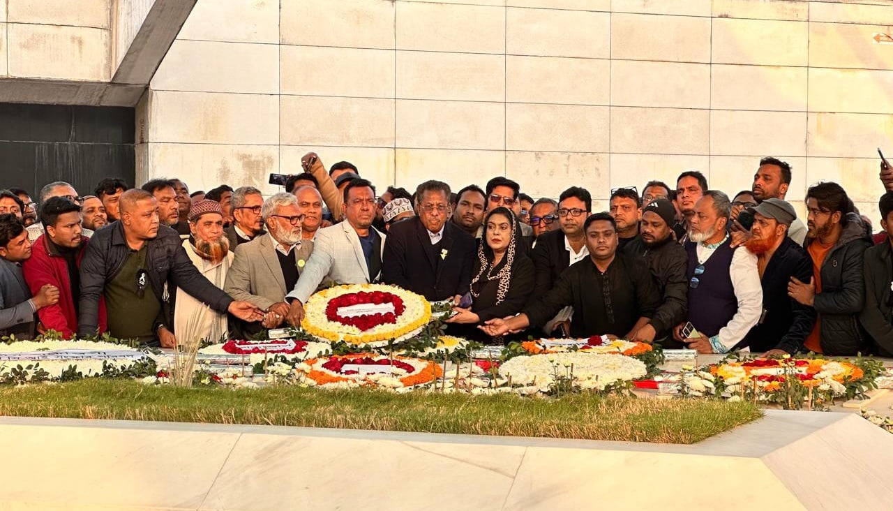 খালেদা জিয়ার কবরে মুক্তিযোদ্ধা আবুল হোসেনের শ্রদ্ধা