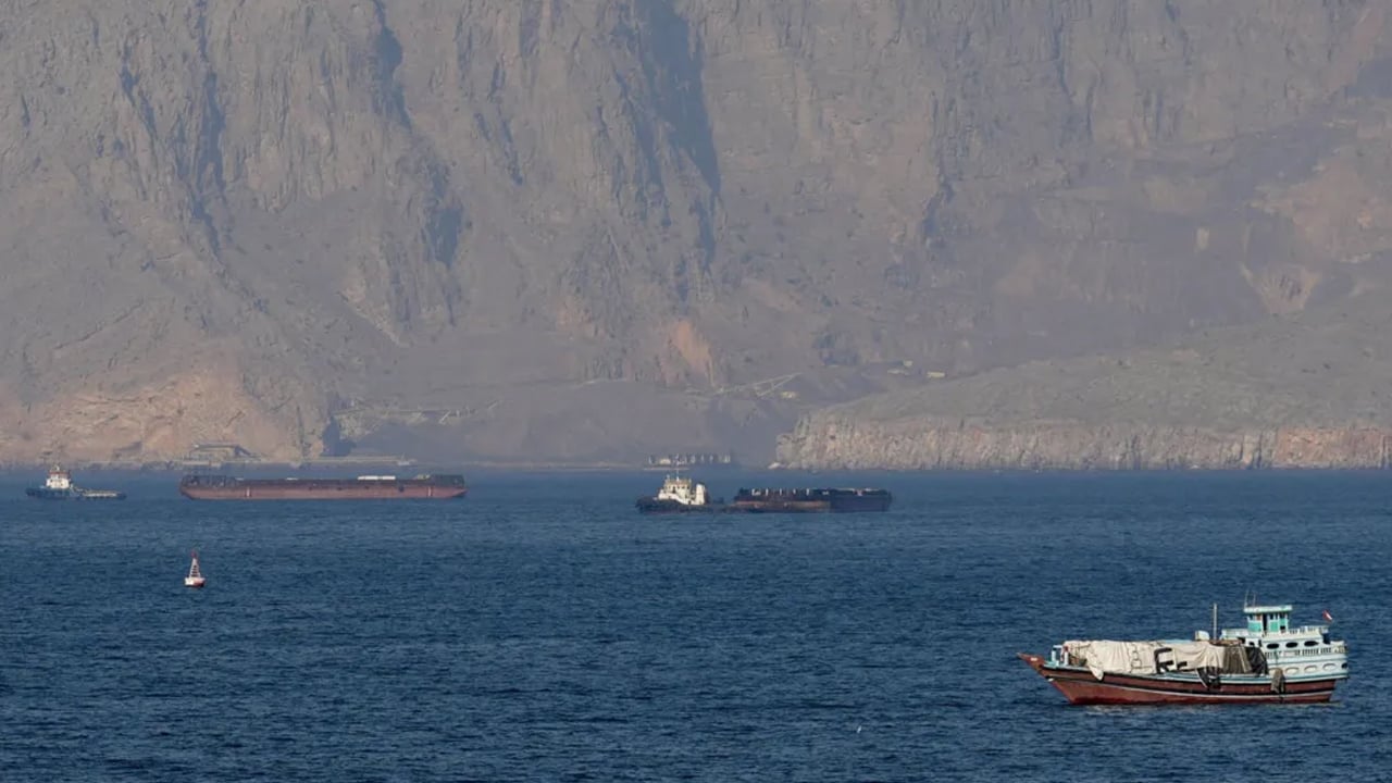 ৭২ ঘণ্টায় মার্কিন অবরোধ ভেঙেছে ৫২টি ইরানি জাহাজ