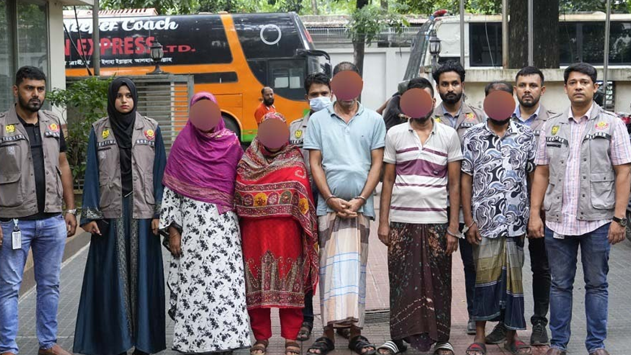 প্রেমের ফাঁদে ফেলে ব্ল্যাকমেইল, গ্রেপ্তার ৫