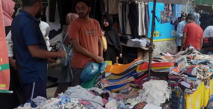 চরফ্যাশনে নিম্ন আয়ের মানুষের ভরসা ফুটপাতের শীতবস্ত্র