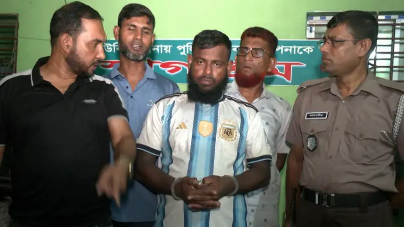 মাদকসহ আটক আর্জেন্টাইন সমর্থকের গায়ে ব্রাজিল জার্সি পরিয়ে বিপাকে পুলিশ