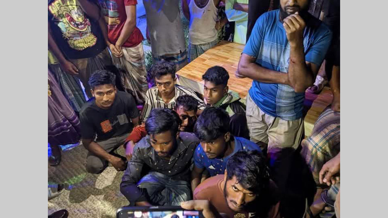 ঝালকাঠিতে ডাকাতির গুজব রটিয়ে ৯ নির্মাণ শ্রমিককে গণপিটুনি