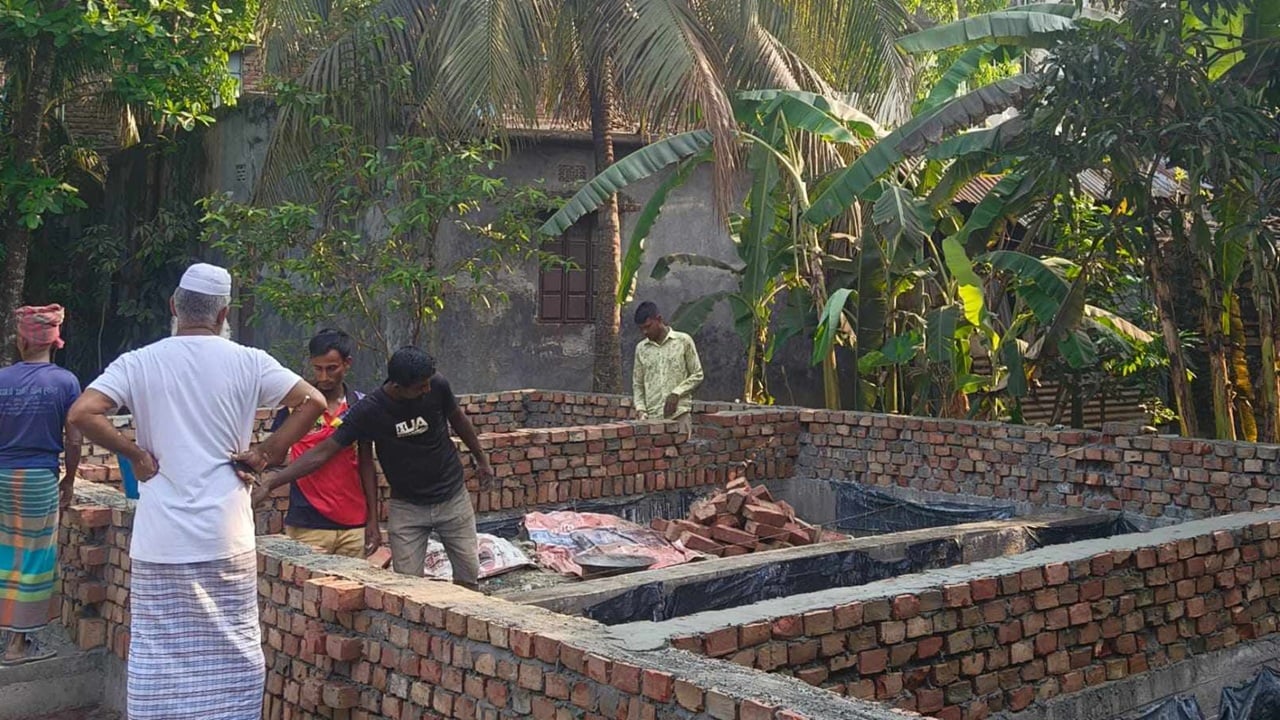ইসলামী আন্দোলন নেতার প্রভাব খাটিয়ে প্ল্যানবিহীন বাড়ি নির্মাণ