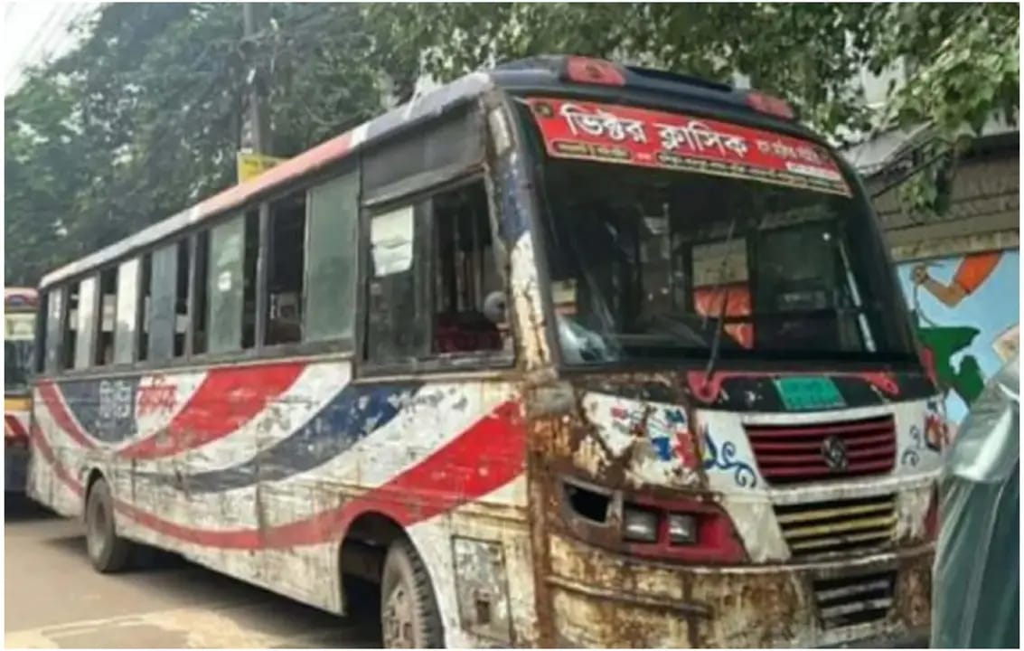 বাসে জবি ছাত্রীকে ধর্ষণের হুমকি, আটক ২