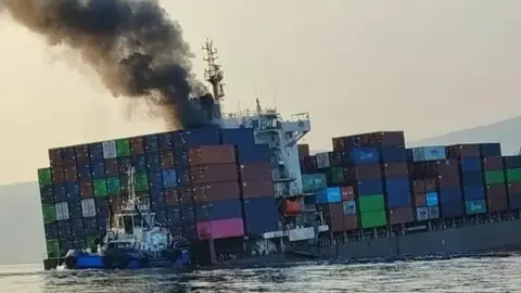 হরমুজ প্রণালিতে সিঙ্গাপুরের দুই জাহাজে হামলা, ডুবেছে একটি