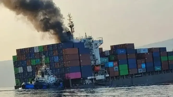 হরমুজ প্রণালিতে সিঙ্গাপুরের দুই জাহাজে হামলা, ডুবেছে একটি