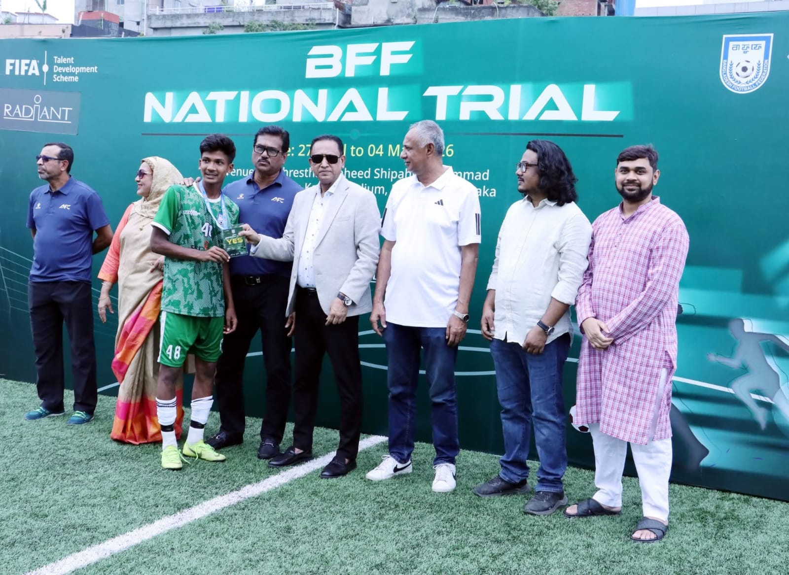 ৩৬ কিশোরকে ইয়েস কার্ড দিল বাফুফে