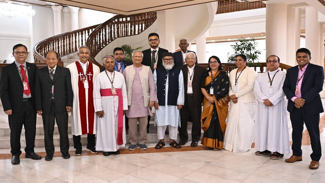 বড়দিন উপলক্ষে ধর্মীয় নেতাদের সঙ্গে প্রধান উপদেষ্টার শুভেচ্ছা বিনিময়