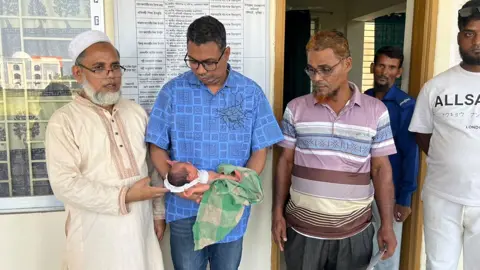 নবজাতককে রেখে চলে গেলেন মা, দায়িত্ব নিল উপজেলা প্রশাসন
