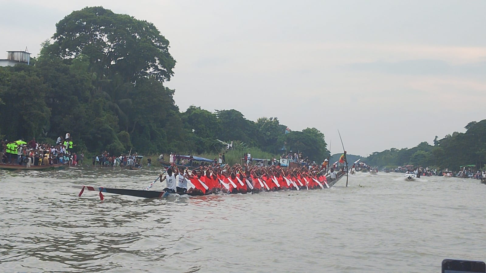 ৩০ পয়েন্ট থেকে এক পয়েন্টে ইছামতীর নৌকা বাইচ