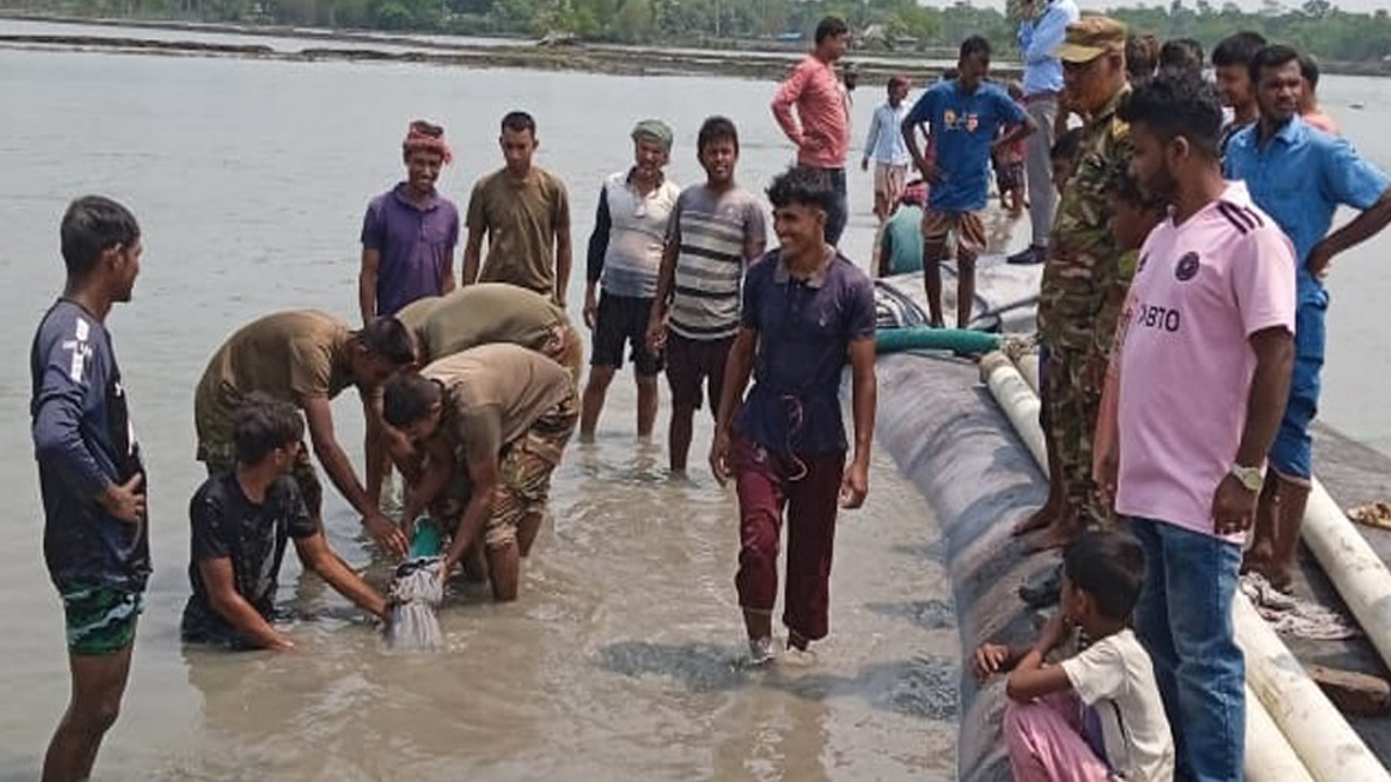 আশাশুনিতে বেড়িবাঁধ ভেঙে এলাকা প্লাবিত: জনগণের পাশে সেনাদল