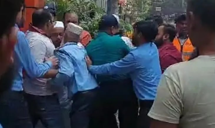৫ হত্যা মামলার আসামিকে পুলিশের থেকে ছিনিয়ে নিল আ.লীগ