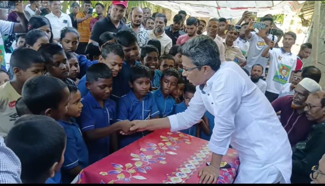 হাওরে শিশুদের জন্য স্কুল করার ঘোষণা যুবদল নেতা মাহবুবুরের