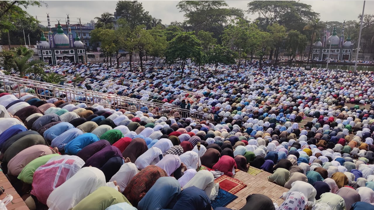 লাখো মুসল্লির অংশগ্রহণে সিলেট শাহী ঈদগাহে ঈদ জামাত অনুষ্ঠিত