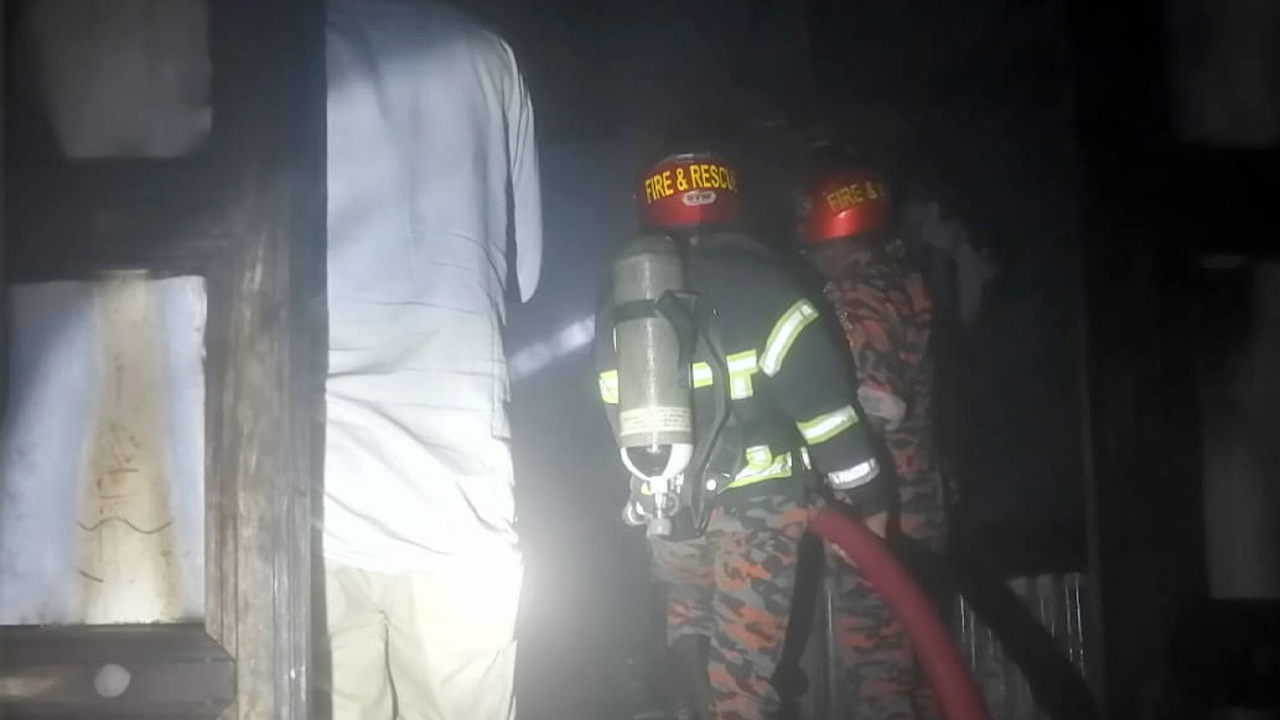 মাদকের টাকা না পেয়ে বসতঘরে আগুন