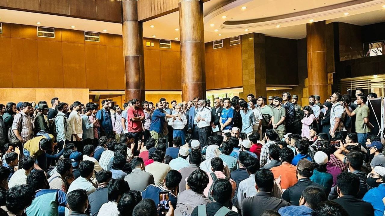 কোরআন অবমাননার ঘটনায় শিক্ষার্থীদের বিক্ষোভ ও ন্যায় বিচার দাবি