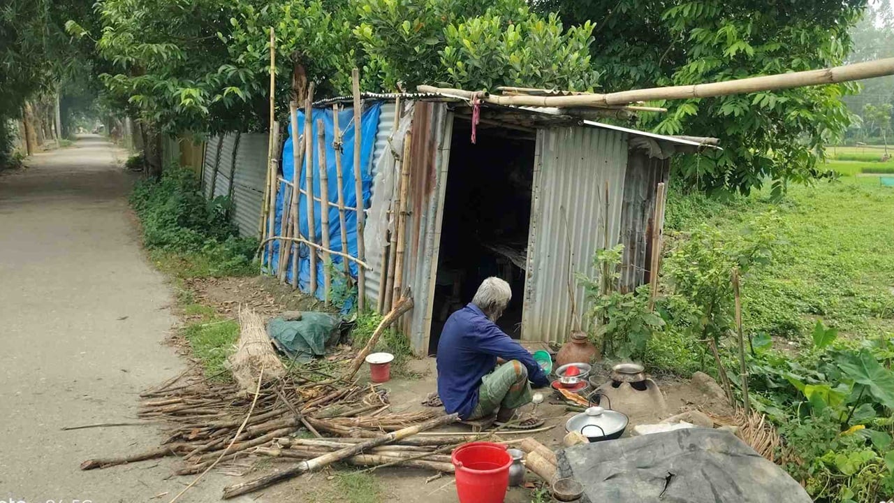 সড়কের পাশে ঝুপড়িতে ভূমিহীন দম্পতির শেষ ঠিকানা