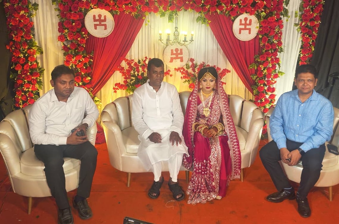 হরিজন সম্প্রদায়ের মা হারা কনের বিয়েতে গাজীপুরের ডিসি