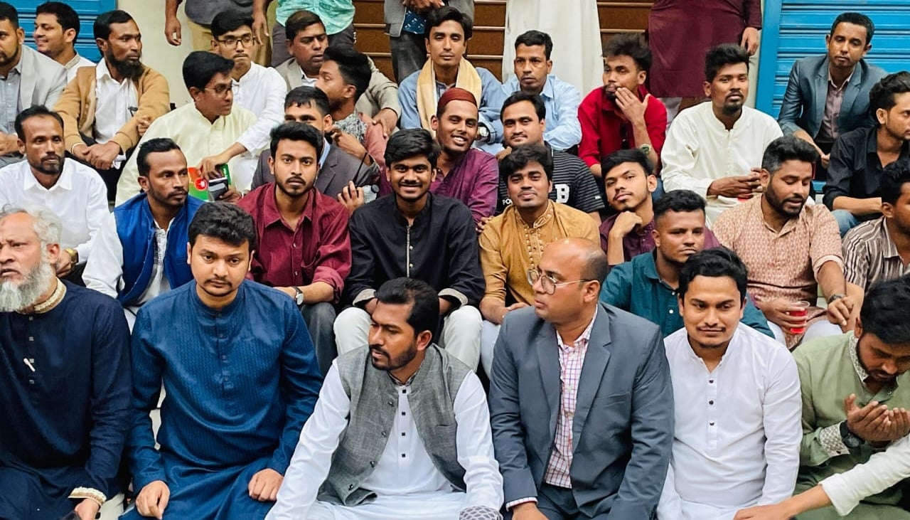 নেতাকর্মীদের সাথে গণইফতার করলেন নুরুল হক নুর