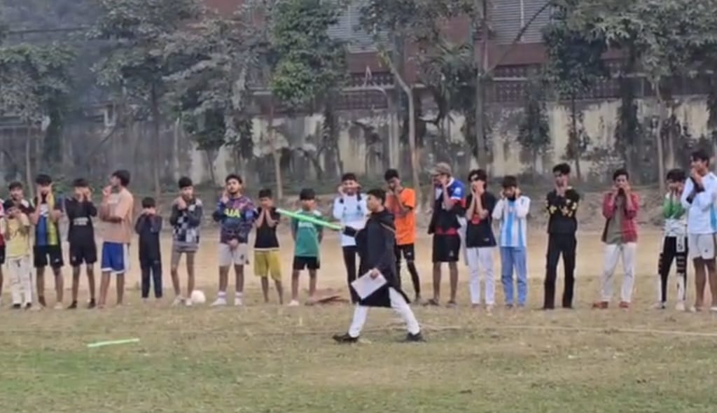 ঢাবির মাঠে খেলতে আসায় কিশোরদের কানে ধরে উঠবস করালেন সর্বমিত্র
