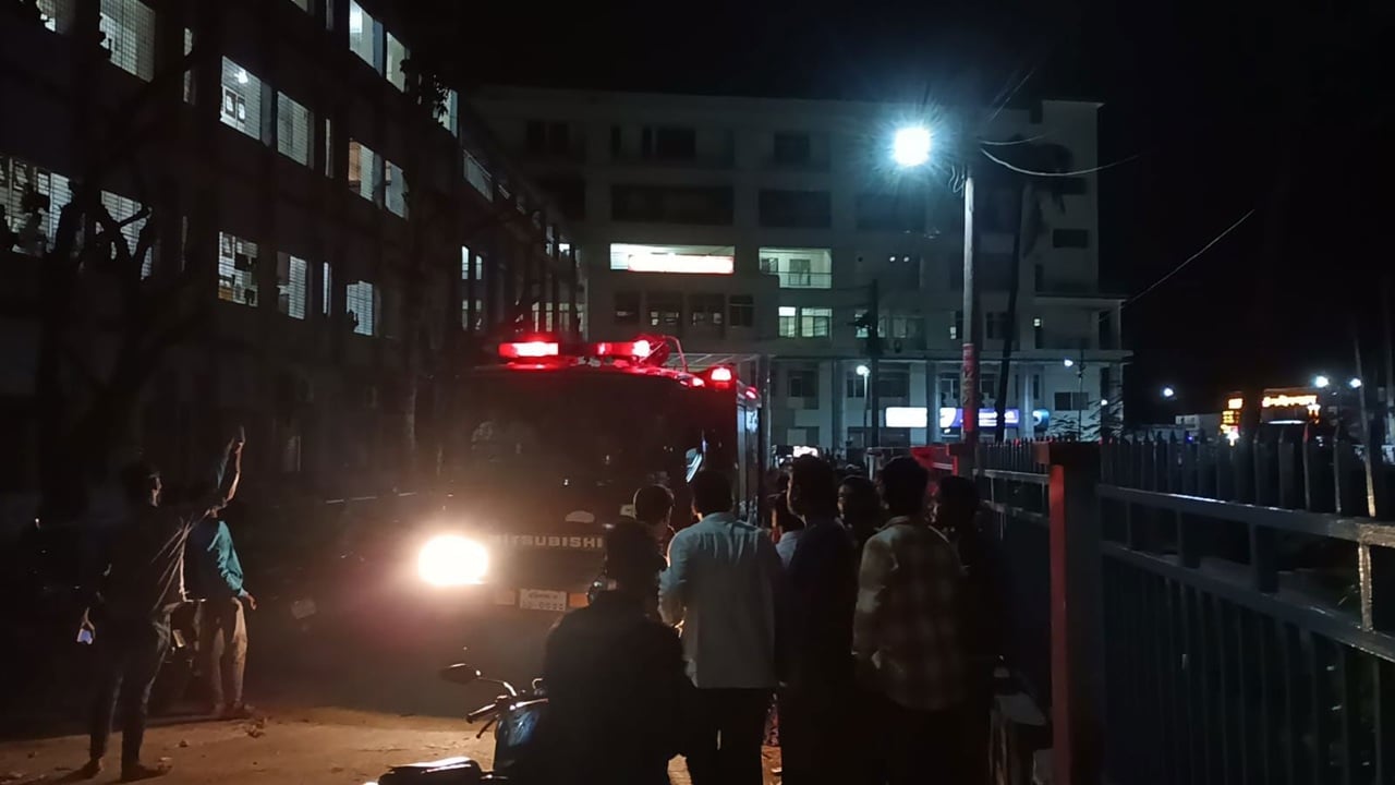 শের–ই–বাংলা মেডিকেলে আগুন, অক্সিজেন সংকটে ২ রোগীর মৃত্যু