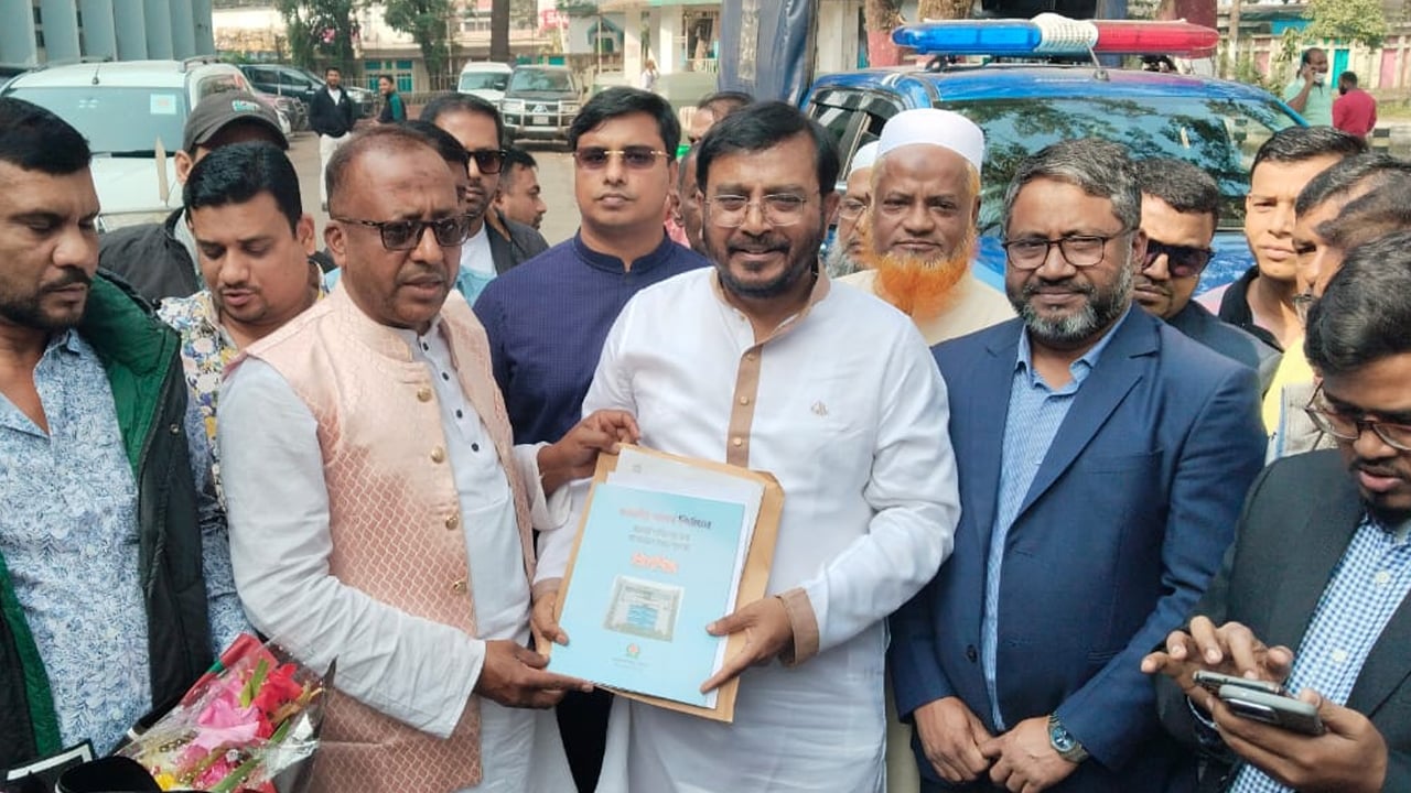 এবি পার্টির চেয়ারম্যান মঞ্জুর মনোনয়নপত্র সংগ্রহ