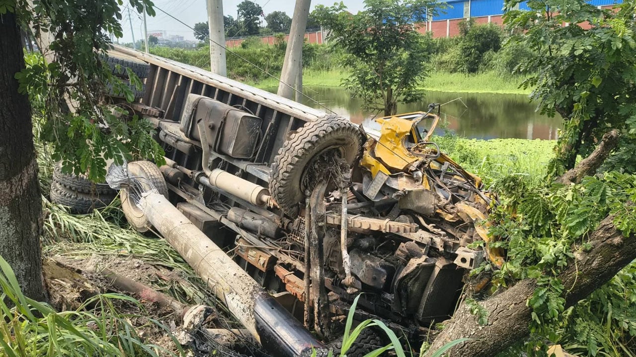 ঢাকা-চট্টগ্রাম মহাসড়কে কাভার্ডভ্যান উল্টে নিহত ১
