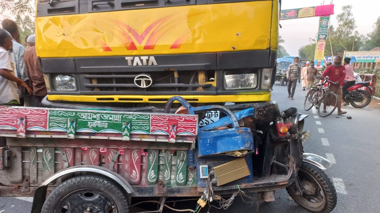 সিরাজগঞ্জে ট্রাক-অটোভ্যানের মুখোমুখি সংঘর্ষে নিহত ২