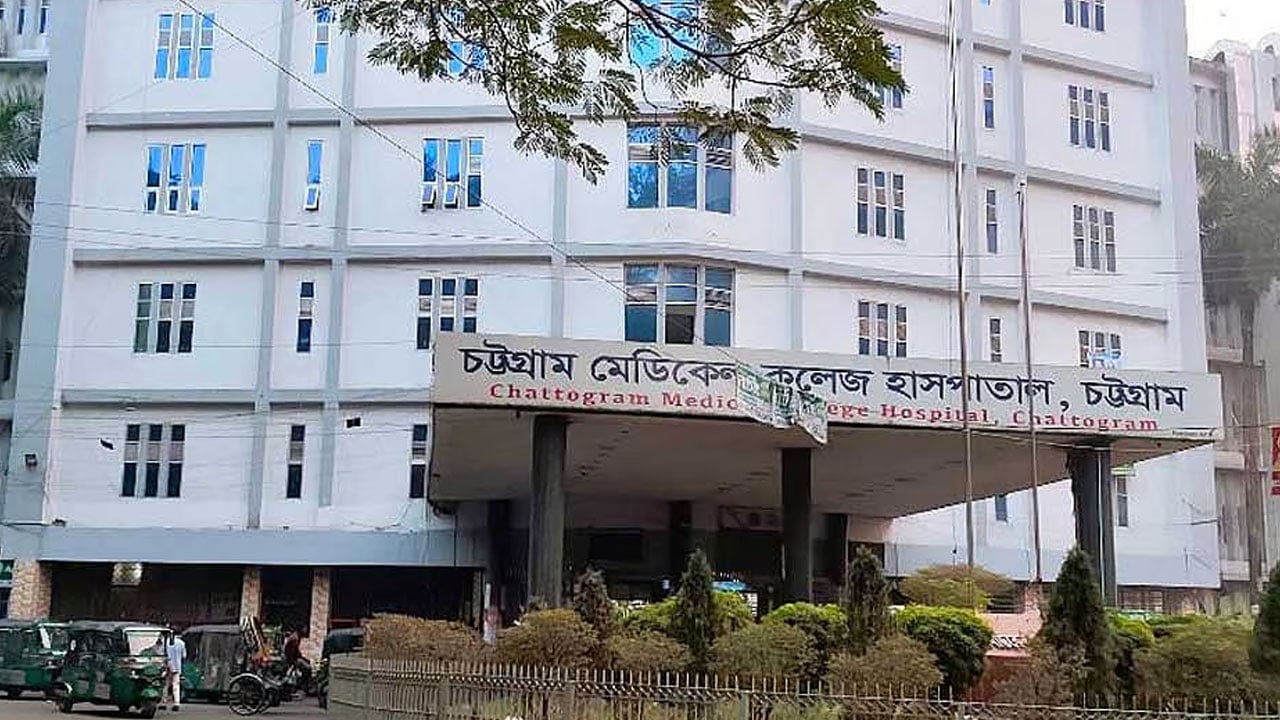 মুরাদপুরে কভার্ড ভ্যানের চাপায় স্বামী-স্ত্রী নিহত