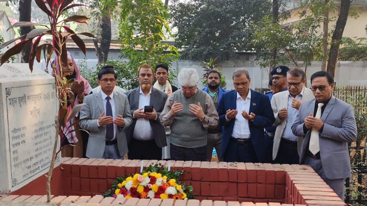 বগুড়ায় জুলাই শহীদদের কবর জিয়ারত করলেন আদিলুর রহমান