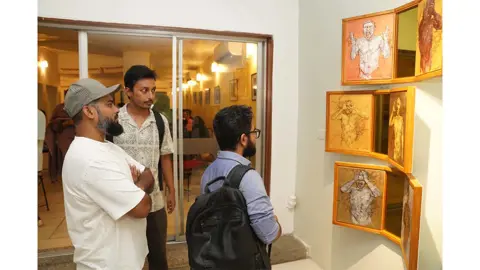 আলিয়ঁস ফ্রঁসেজ চলছে ‘যন্ত্রণার গান: অরিষড়বর্গ’ চিত্রপ্রদর্শনী