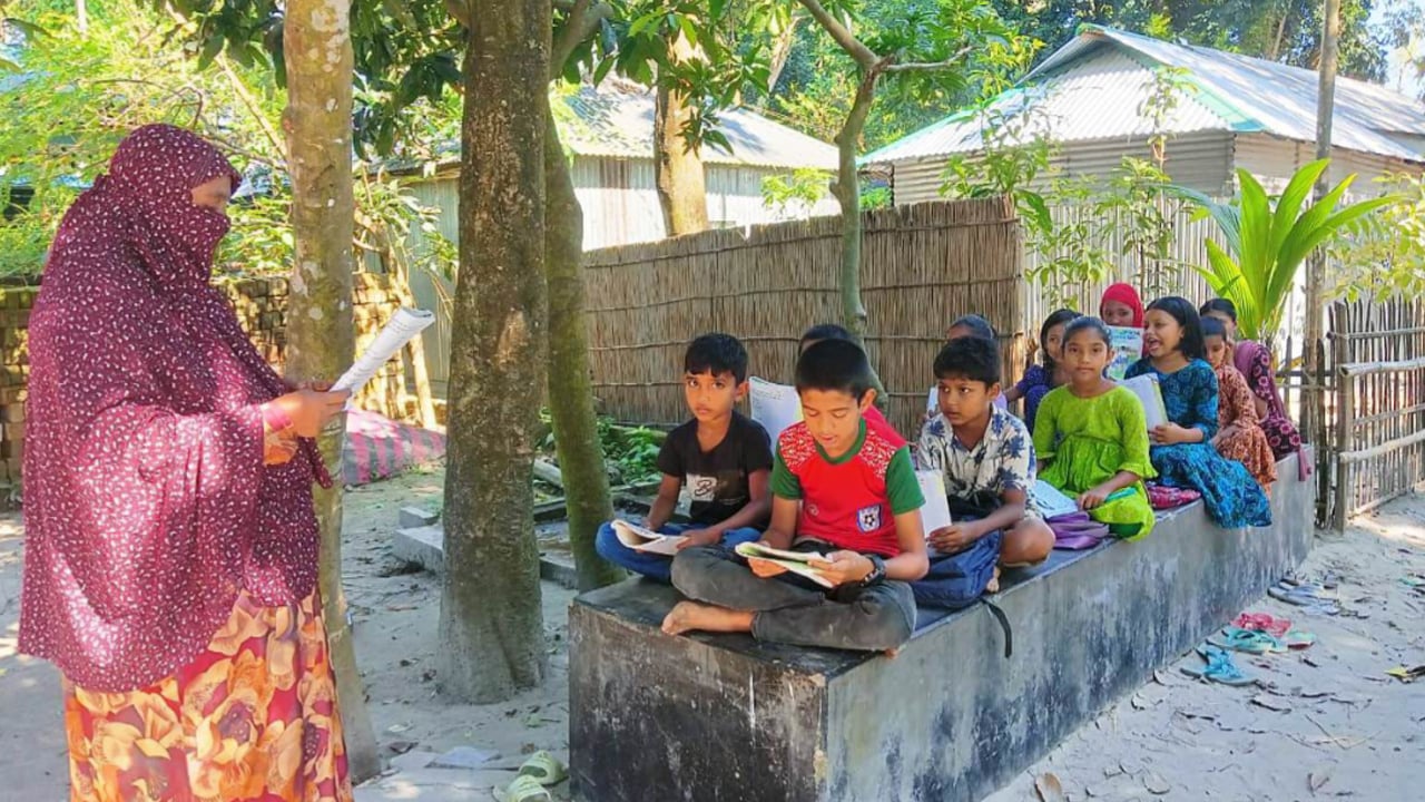 স্কুলের রাস্তা বন্ধ করে বাড়ি নির্মাণ, প্রতিবাদে গাছতলায় পাঠ দান
