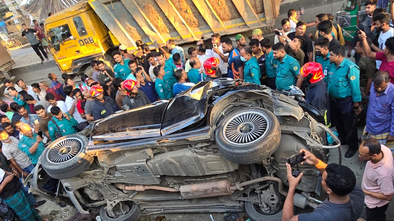 নিয়ন্ত্রণ হারিয়ে ফ্লাইওভার থেকে নিচে পড়লো জিপ গাড়ি, আহত ৫