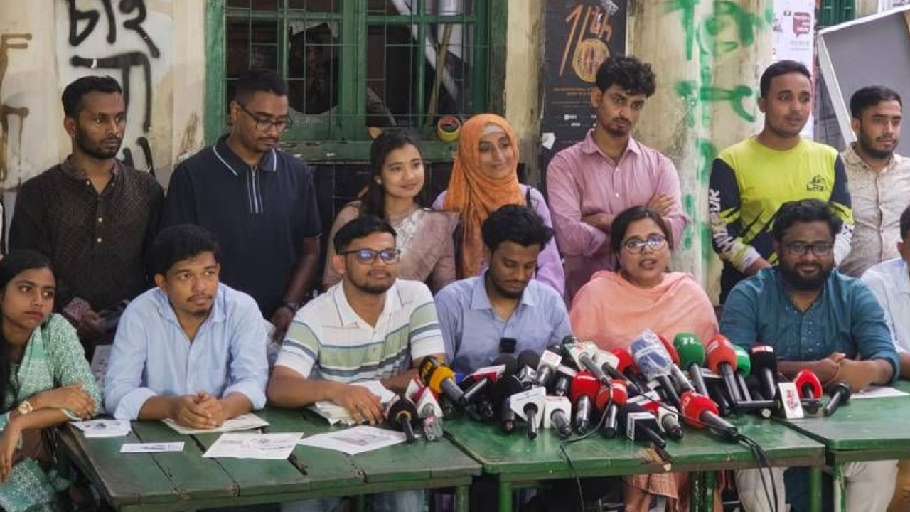 প্রতিদিনই নির্বাচন কমিশন তার নিরপেক্ষতা হারাচ্ছে