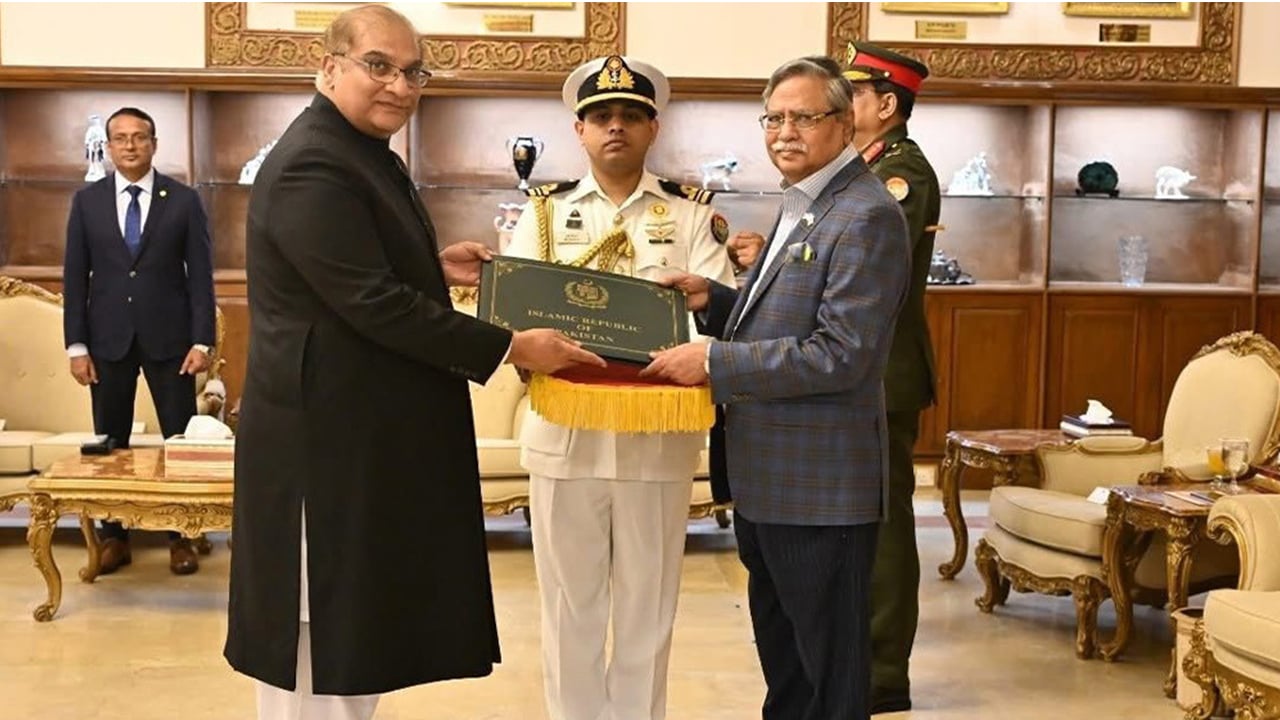 রাষ্ট্রপতির কাছে পাকিস্তানি হাইকমিশনারের পরিচয়পত্র পেশ