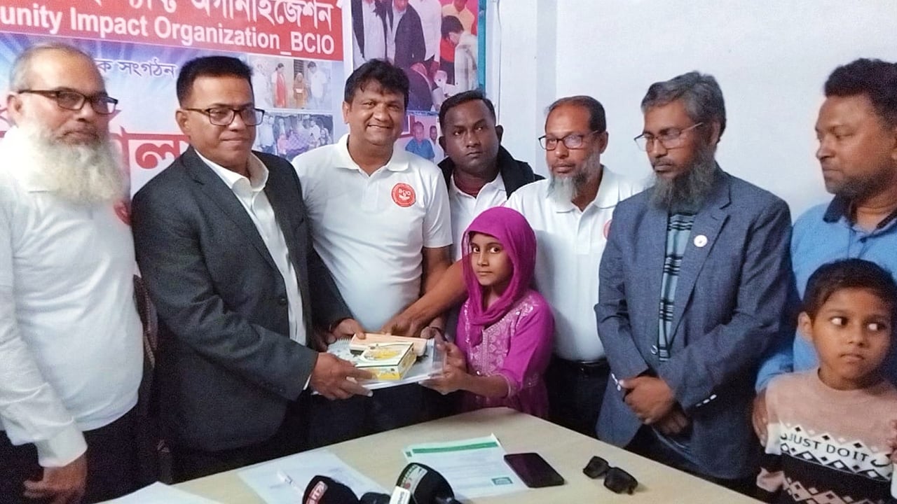 বরিশালে ‘কমিউনিটি ইম্প্যাক্ট অর্গানিজেশন’ উদ্যোগে শিক্ষা উপকরণ বিতরণ